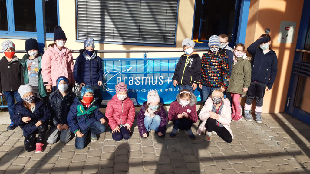 Kinder beim Lernen in der Schule